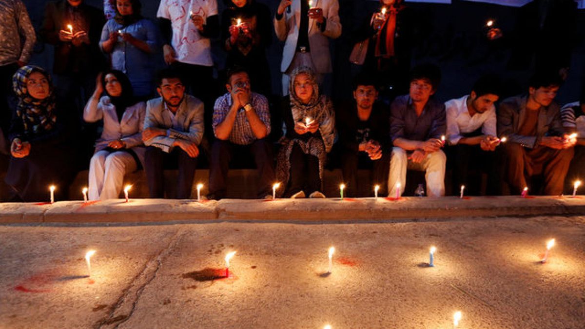 افغان ها به احترام قربانیان حمله کابل شمع روشن کردند
