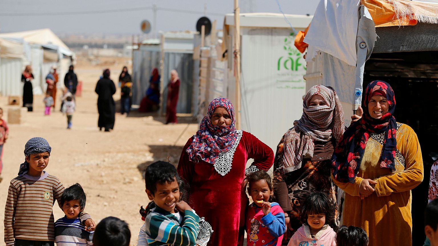 الجزائر تعلن نيتها استقبال لاجئين سوريين عالقين على حدودها مع المغرب