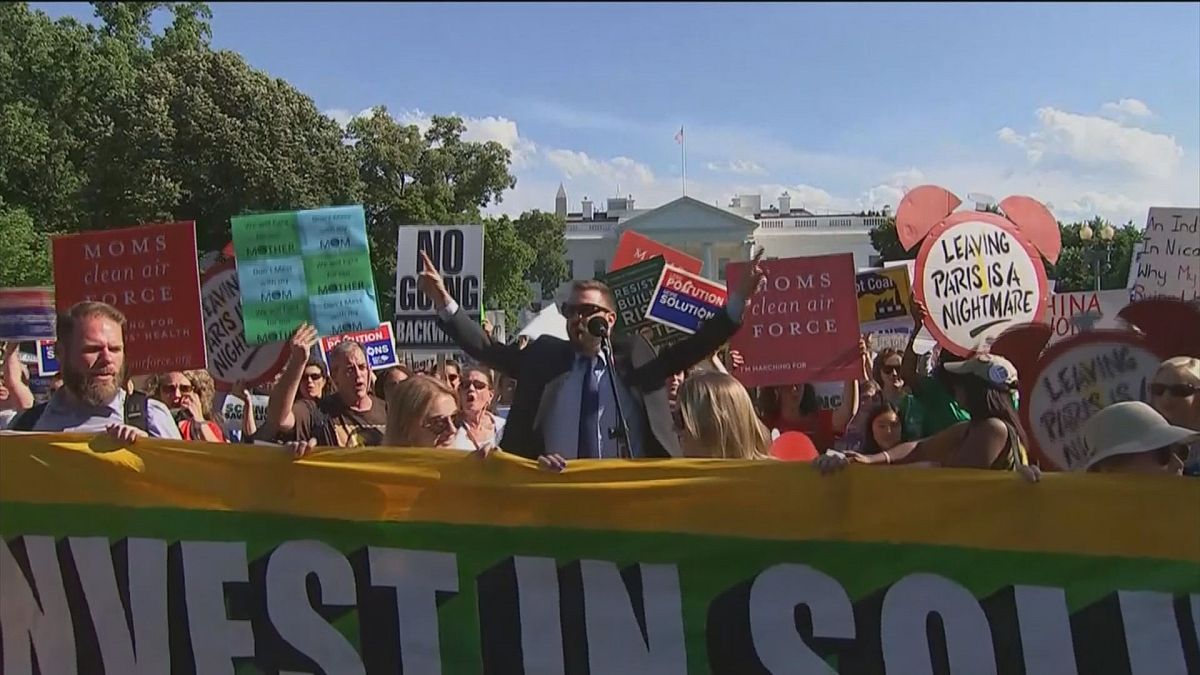 Centenas de pessoas protestam contra saída do Acordo de Paris na Casa Branca