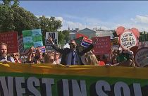Trump'ın iklim kararına Washington'da protesto