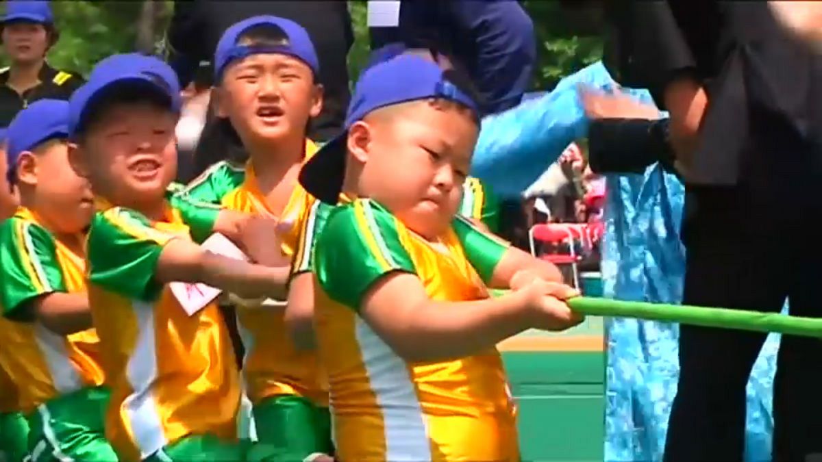 أطفال كوريا الشمالية يحتفلون بعيدهم