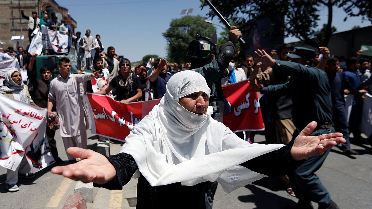 Manifestantes exigem queda do governo afegão depois de atentado
