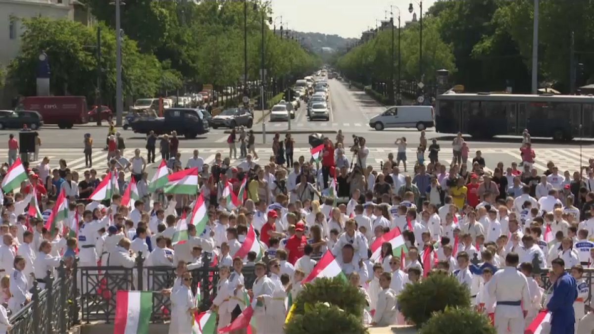 ألف رياضي من ممارسي الجودو قاموا بمسيرة في بودابيست