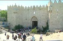 عشرات  الآلاف من الفلسطنيين يؤدون صلاة الجمعة في المسجد الأقصى