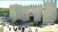 عشرات  الآلاف من الفلسطنيين يؤدون صلاة الجمعة في المسجد الأقصى