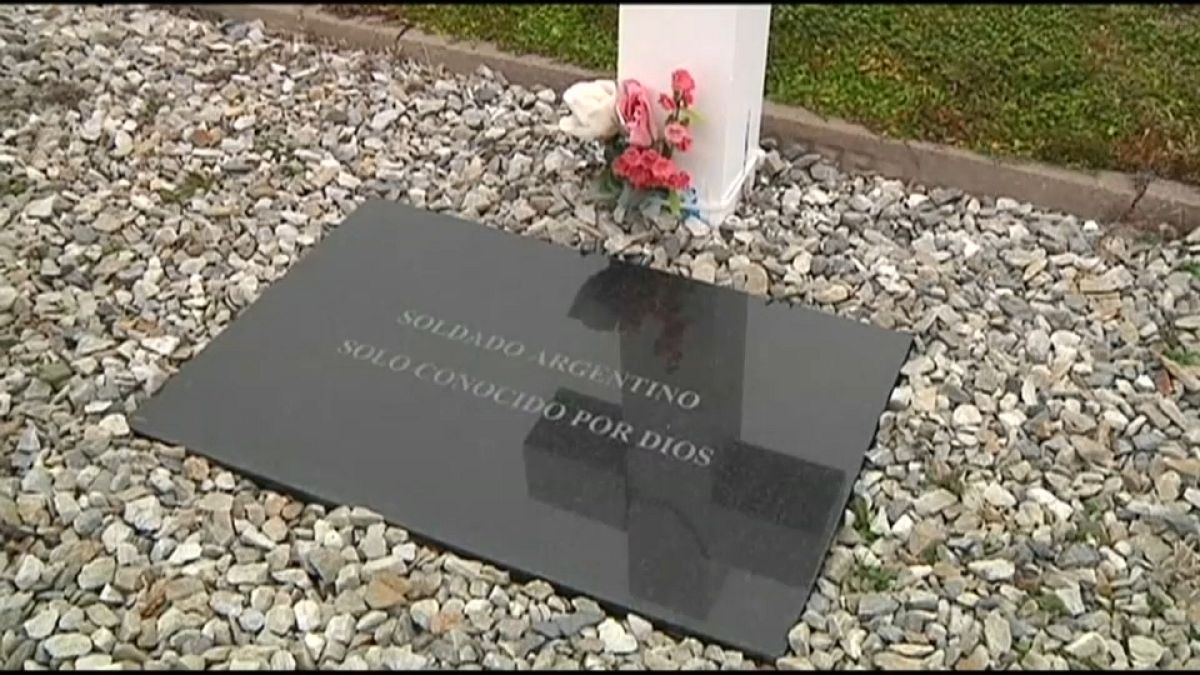 Cruz Vermelha exuma corpos de soldados desaparecidos nas Malvinas