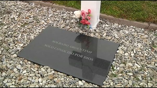 Cruz Vermelha exuma corpos de soldados desaparecidos nas Malvinas Cruz Vermelha exuma corpos de soldados desaparecidos nas Malvinas