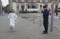 بالفيديو: راهبة تستعرض مهاراتها في كرة القدم أمام شرطي بايرلندا