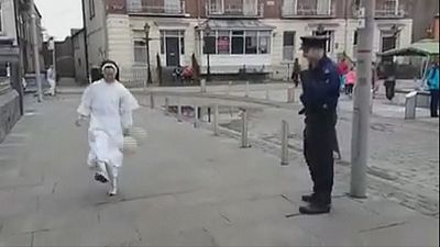 Agente de Polícia e freira mostram talento futebolístico na Irlanda