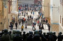 اشتباكات بين محتجين و الشرطة في بلدة إمزورين قرب الحسيمة