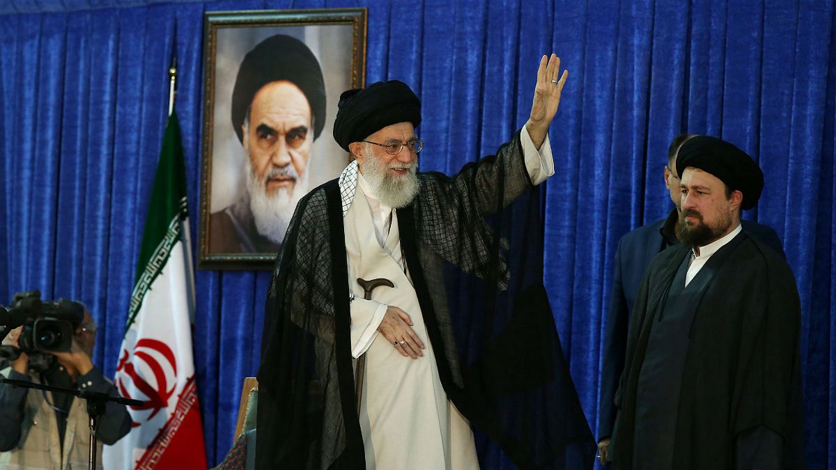 رهبر ایران: رییس جمهور آمریکا در کنار رئیس نظام قبیله‌ای رقص شمشیر می کند