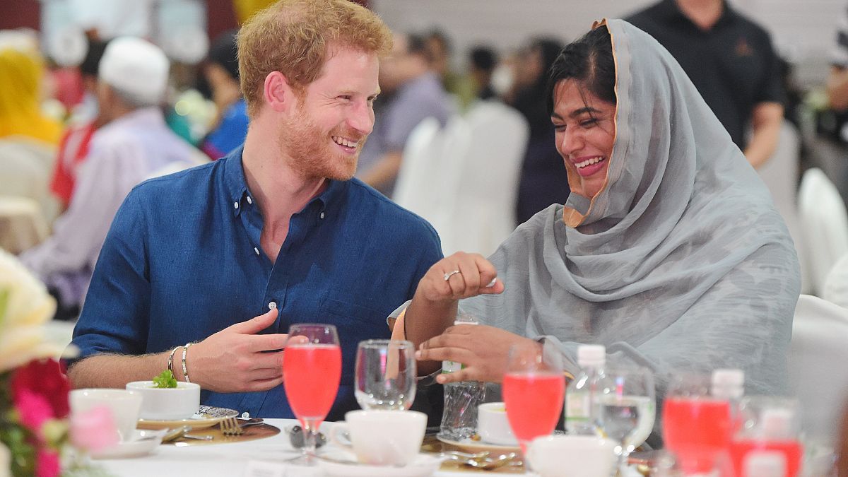 الأمير هاري يشارك المسلمين إفطارهم