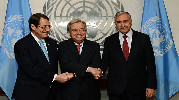 Kıbrıs müzakereleri yeniden başlıyor Kıbrıs müzakereleri yeniden başlıyor