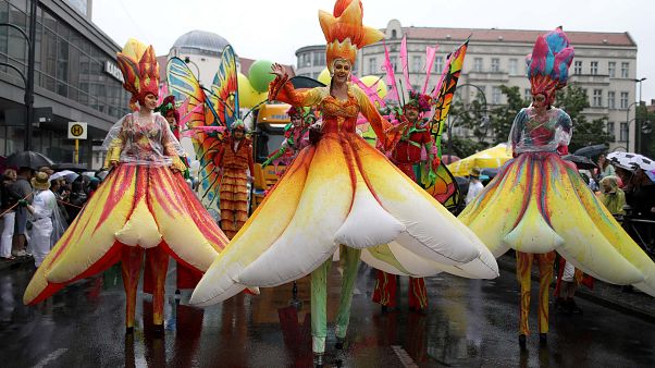 Regenschirm und Samba beim Karneval der Kulturen in Berlin Regenschirm und Samba beim Karneval der Kulturen in Berlin