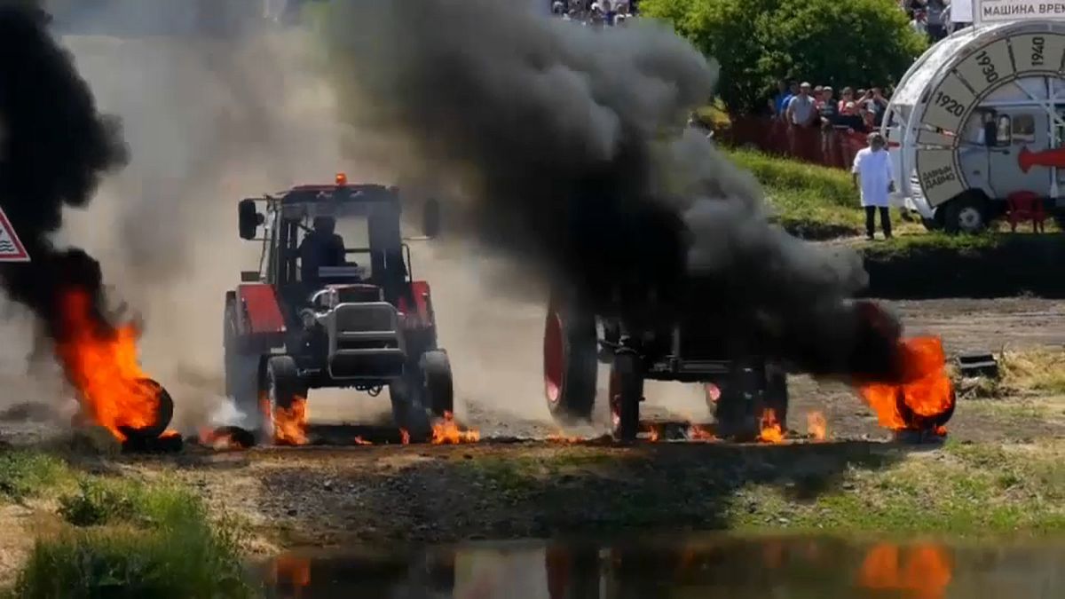 Rusya'da nefes kesen traktör yarışı