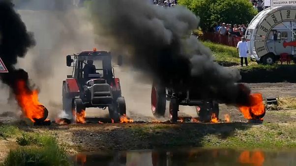 Rusya'da nefes kesen traktör yarışı Rusya'da nefes kesen traktör yarışı