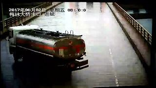 بالفيديو: سقوط شاحنة من على جسر شرق الصين