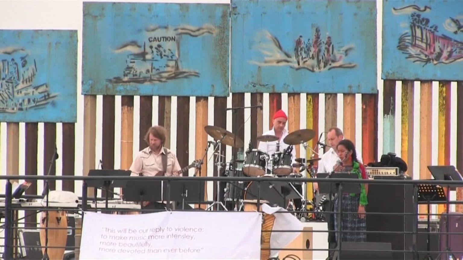 Mexique : "Abattez ce mur" chante une centaine d'artistes