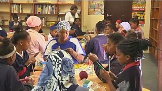 Afrique du sud : un club de tricotage tient les enfants loin des gangs