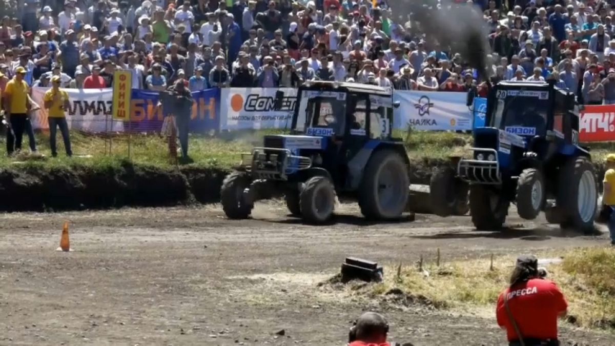 Una carrera de tractores de alto voltaje en Rusia