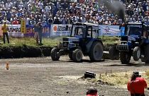 Una carrera de tractores de alto voltaje en Rusia