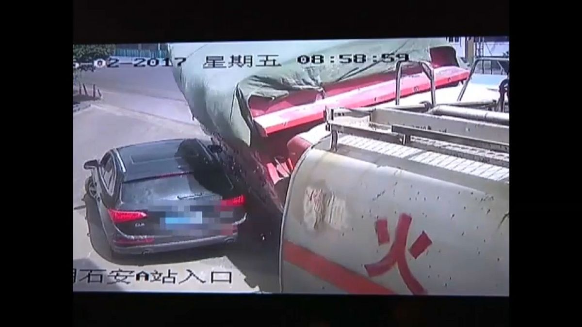 بالفيديو: نجاة سائق من موت محقق بعد سحق شاحنة لسيارته