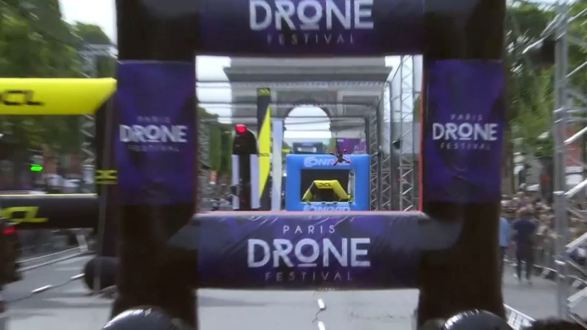 Course de drones sur les Champs-Élysées