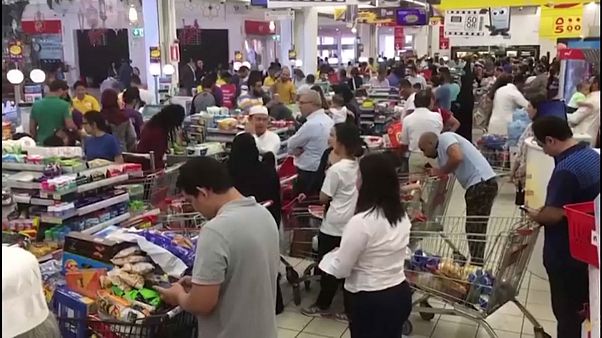 رفوف متاجر تخلو من المواد الأساسية في قطر رفوف متاجر تخلو من المواد الأساسية في قطر