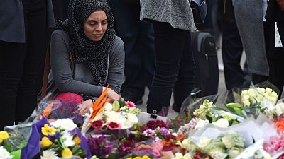 Londra'da Müslümanlar saldırı alanına çiçekler bıraktı