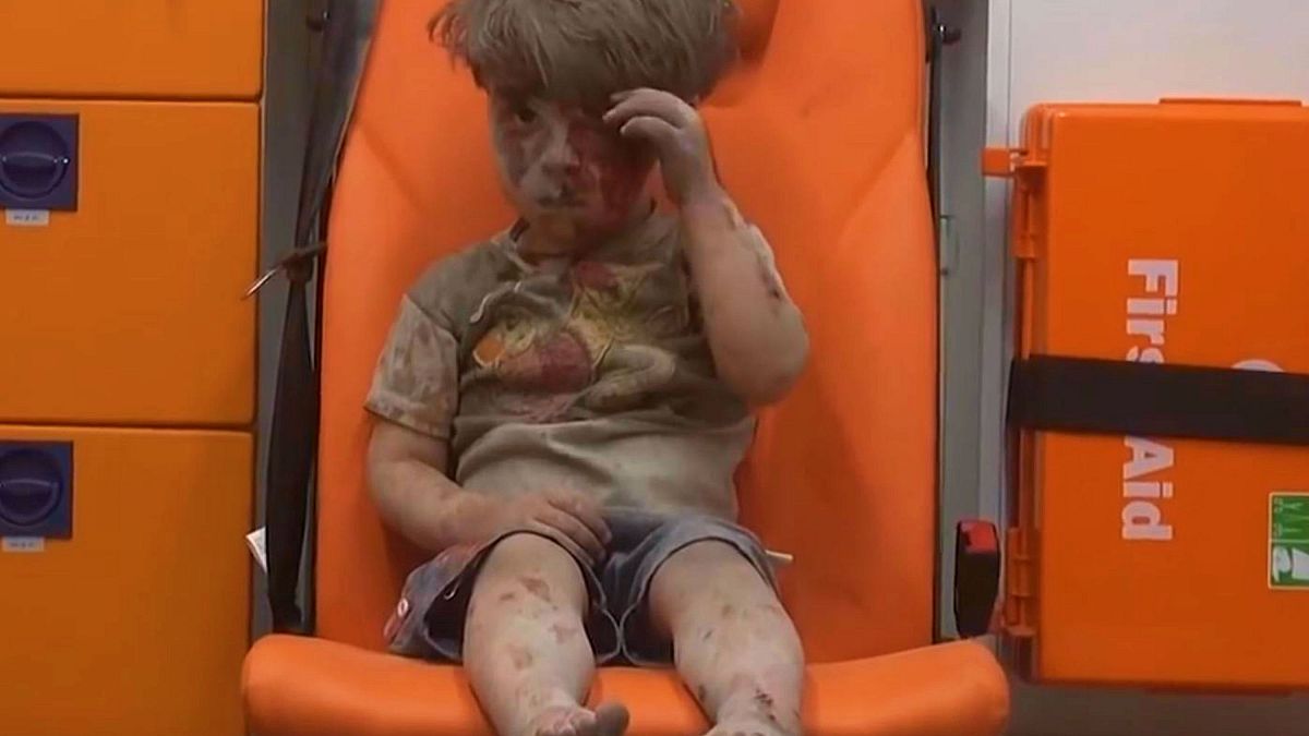 Nuevas imágenes del niño que reflejó el horror vivido en Alepo el año pasado