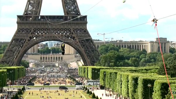 In volo dalla Torre Eiffel a 100 all'ora In volo dalla Torre Eiffel a 100 all'ora