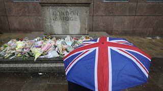 İngilizler terör saldırısının kurbanlarını anıyor