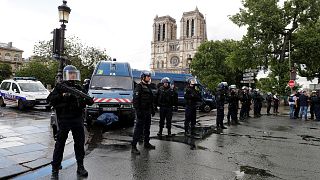 La policía dispara a un hombre frente a la catedral de Notre Dame de París