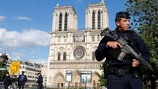 Paris'te çekiçli saldırgan paniği