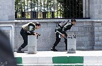 Teheran: attentati Isil al parlamento e al mausoleo di Khomeini, almeno 12 morti
