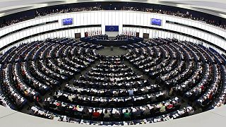 Εννέα ευρωβουλευτές ζητούν άμεσες αποφάσεις για την ελάφρυνση του ελληνικού χρέους