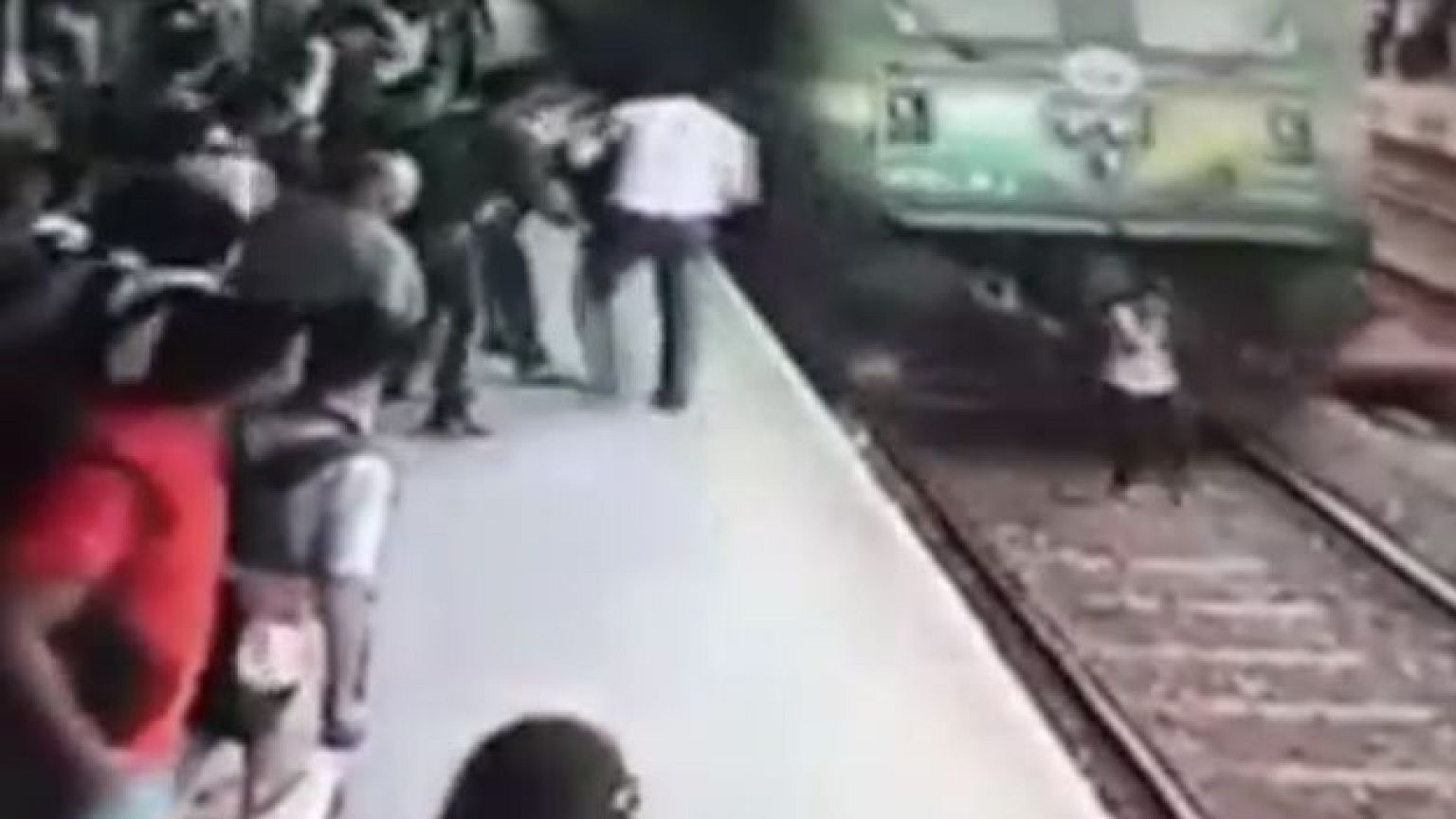 India: travolta dal treno, viva per miracolo
