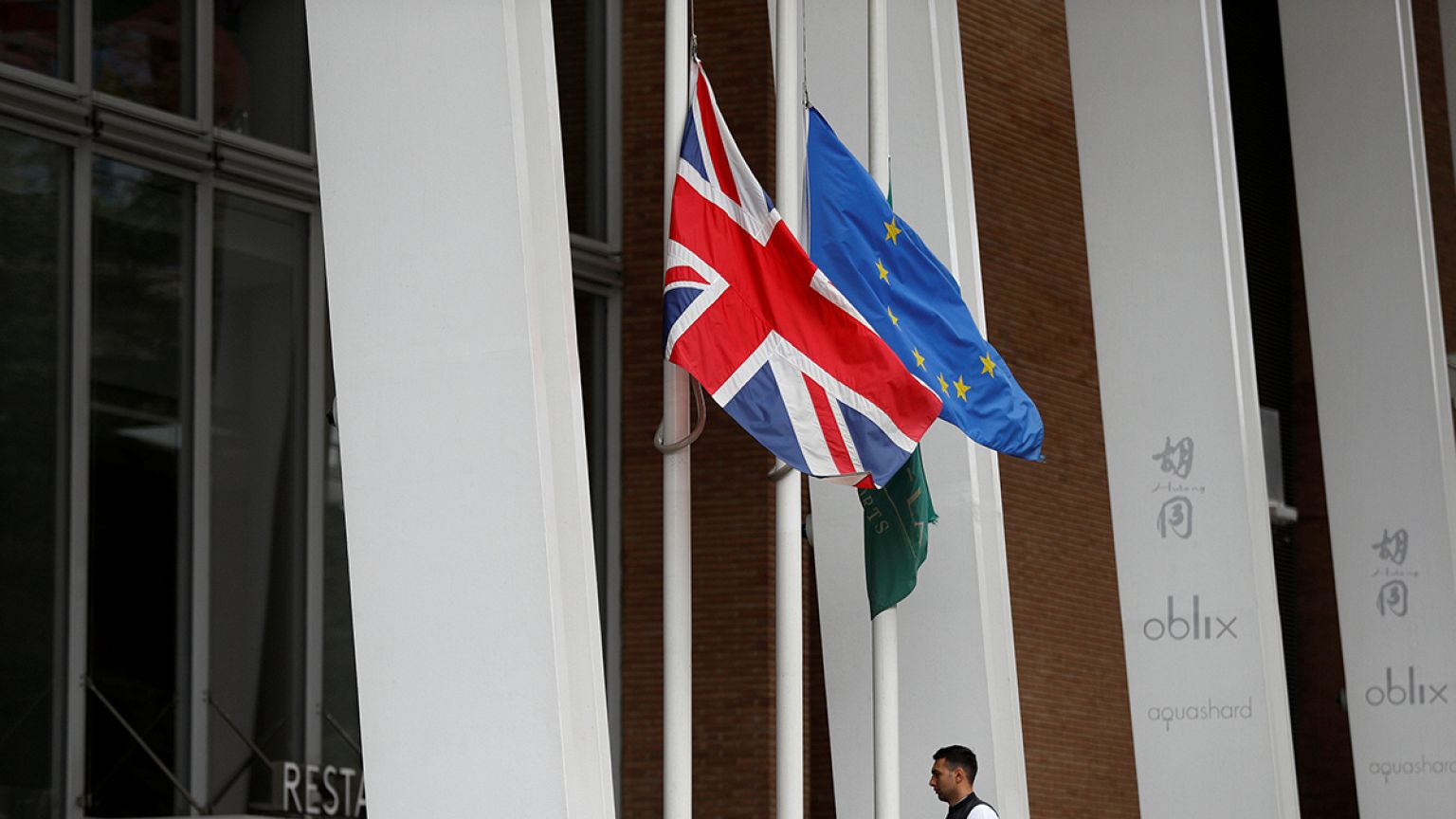 Brief from Brussels: Στις κάλπες οι Βρετανοί ψηφοφόροι