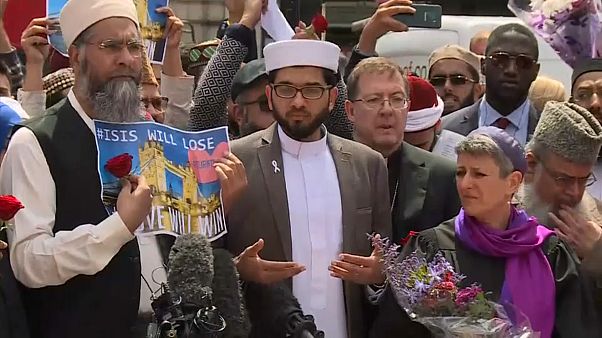 Londra'da toplanan imamlar terörü lanetledi Londra'da toplanan imamlar terörü lanetledi