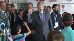 Επίσκεψη του Επίτροπου Στυλιανίδη σε σχολείο με παιδιά προσφύγων στην Άγκυρα