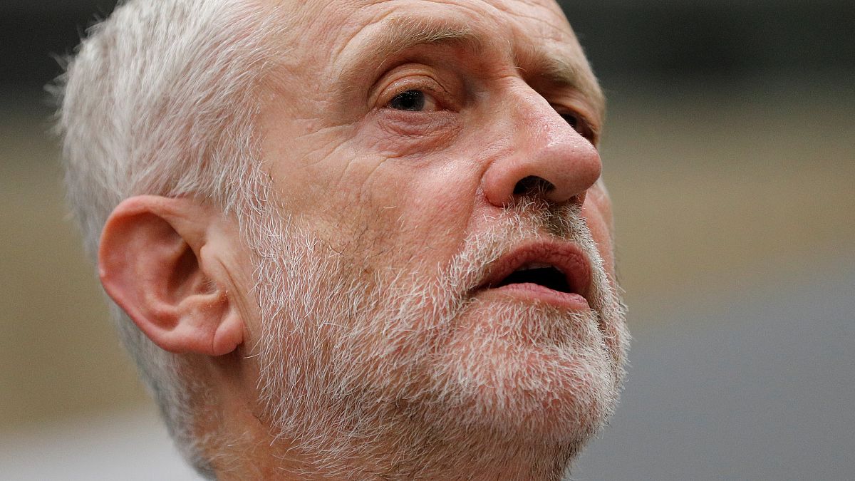 İngiliz ana muhalefet lideri Corbyn Başbakan May'i istifaya çağırdı