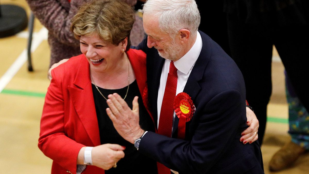 El choque de manos fallido de Jeremy Corbyn, lo más divertido de la noche electoral británica