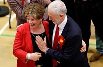 El choque de manos fallido de Jeremy Corbyn, lo más divertido de la noche electoral británica