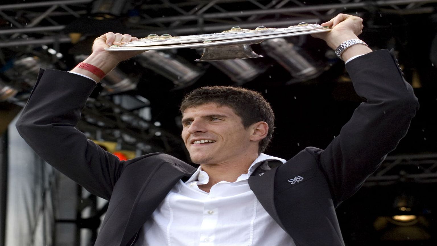 Mario Gomez Wolfsburg'da kaldı