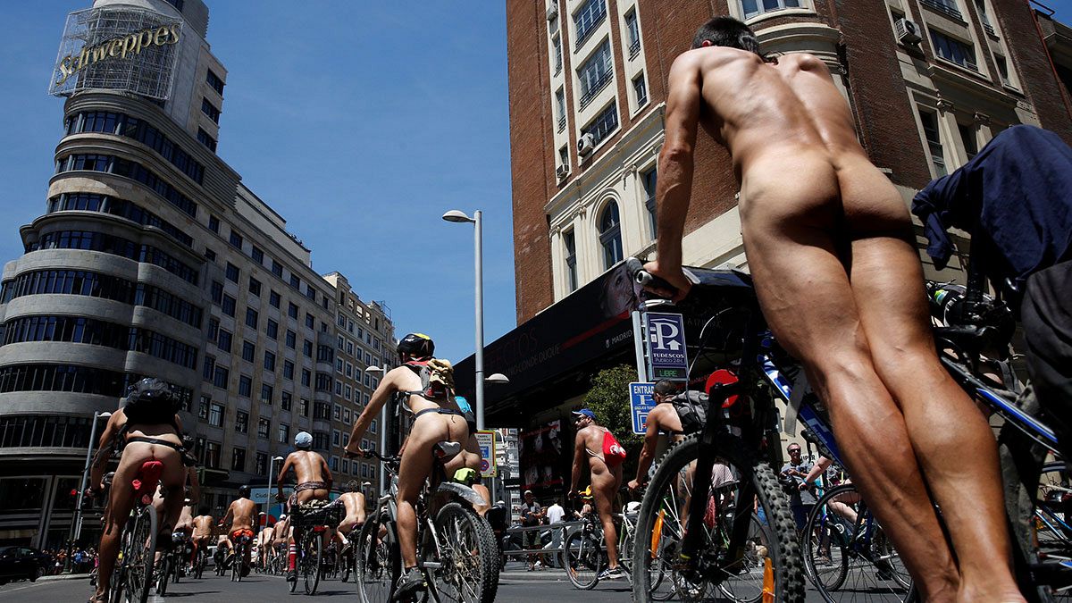 مسيرة للعراة تضامنا مع سائقي الدراجات الهوائية في مدريد