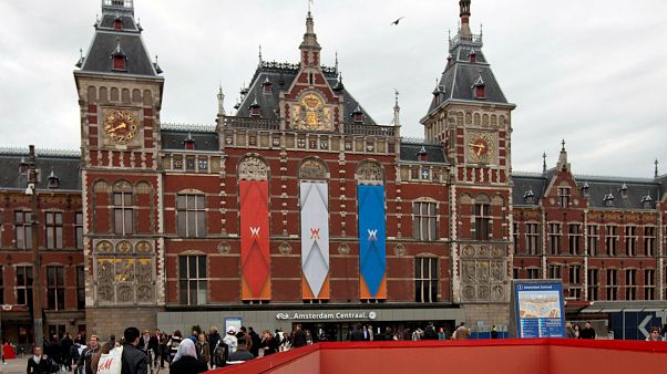 Amsterdam: Vor Polizei flüchtender Fahrer verletzt 8 Menschen Amsterdam: Vor Polizei flüchtender Fahrer verletzt 8 Menschen