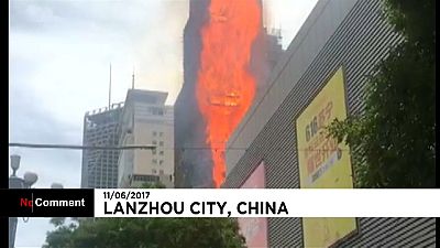 حريق ضخم في أحد مباني مقاطعة قانسو بالصين