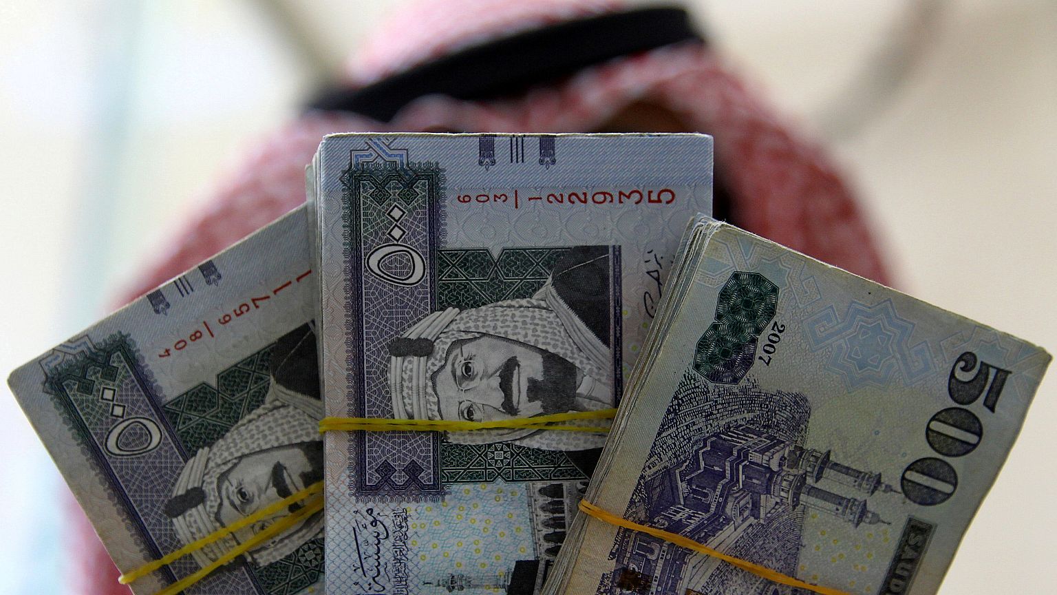 السعودية تفرض ضريبة مالية على التبغ والمشروبات الغازية
