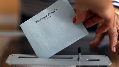 Políticos franceses votam nas legislativas