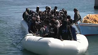 Libia, la guardia costiera porta indietro i migranti